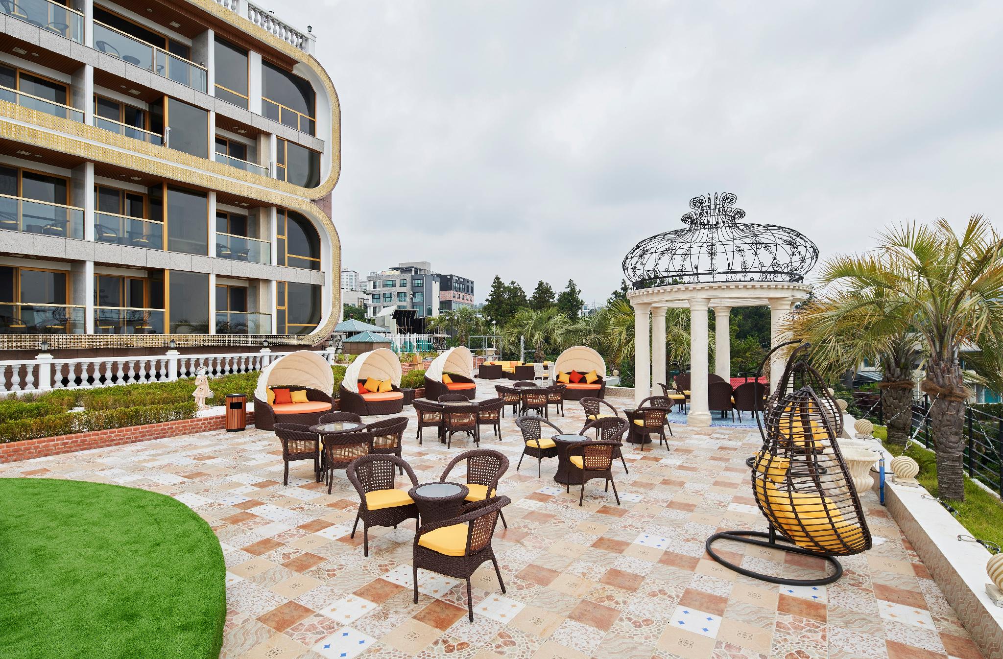 GoldOne Hotel & Suites 4*