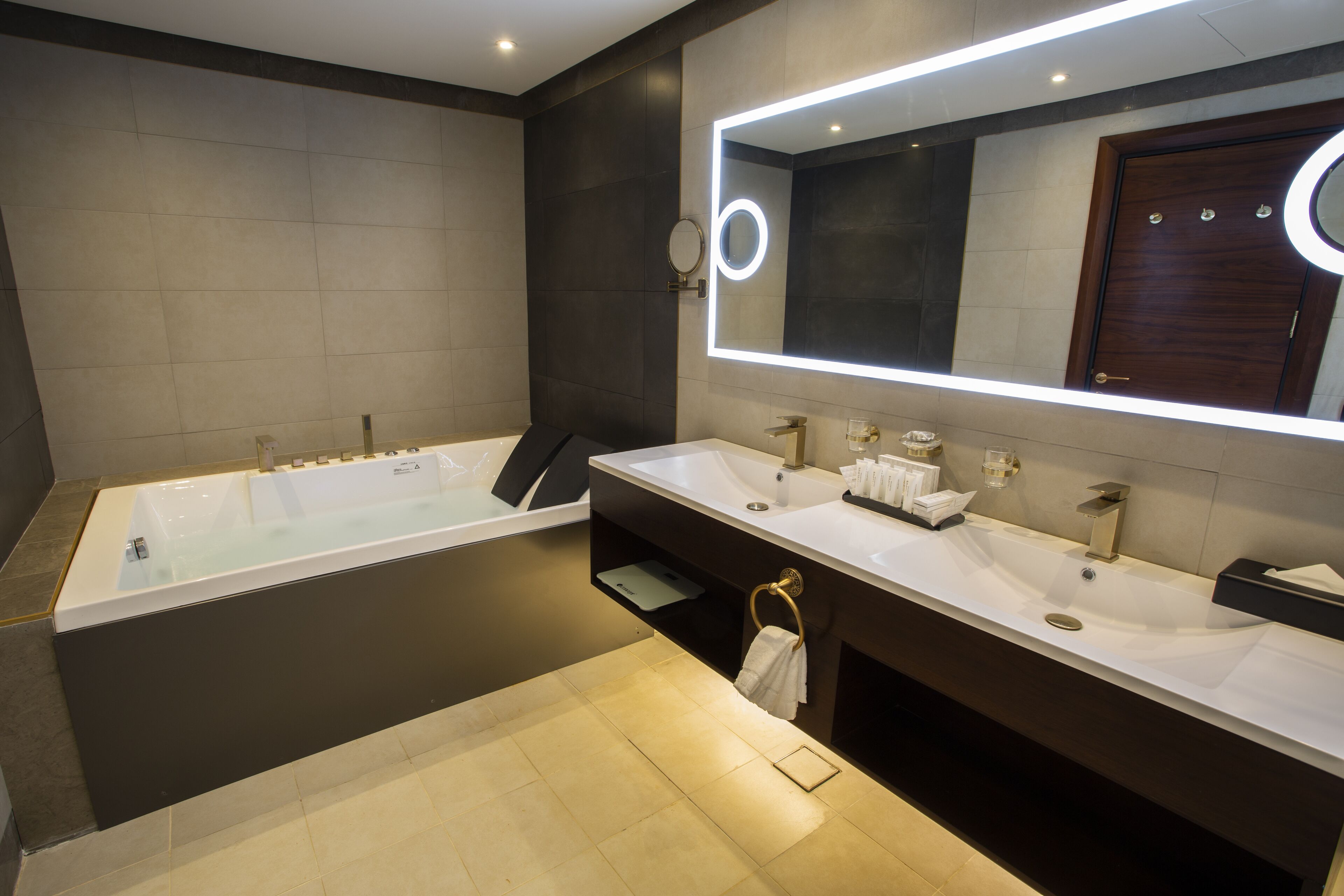 Velar Inn Hotel 4*
