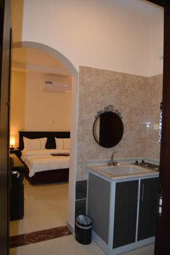 Orient House 2*