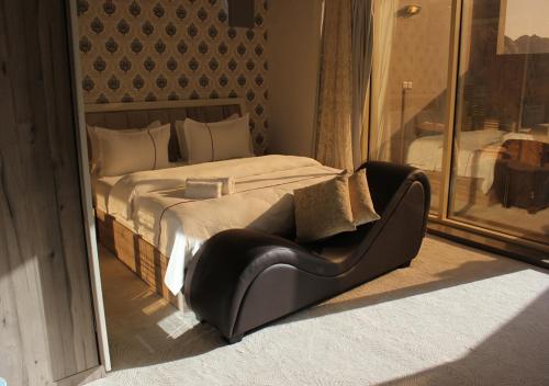 Orient House 2*