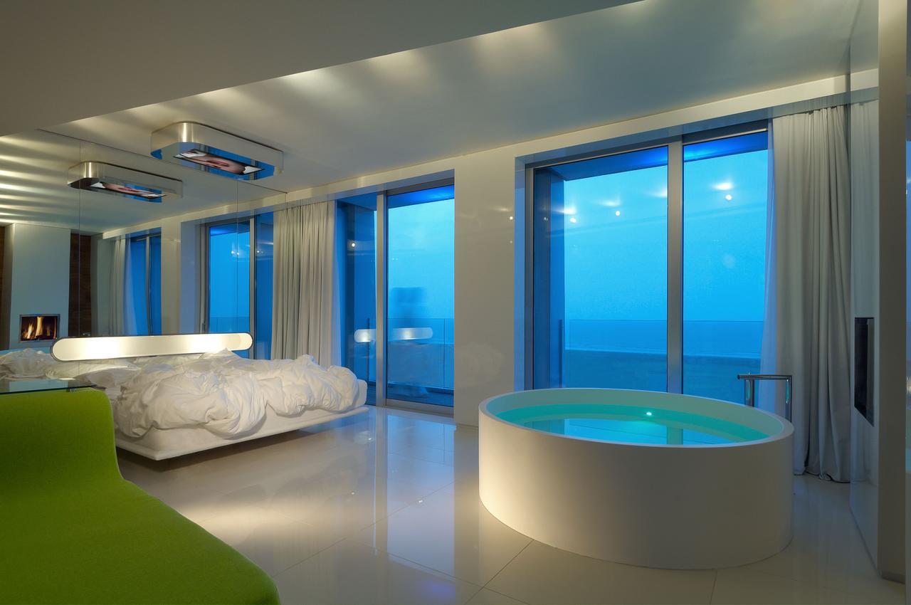 Отель. Спальня с ванной. Джакузи с панорамными окнами. Джакузи в спальне. Панорамное джакузи в спальне.