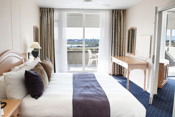 Dolphin Beach Hotel 4*