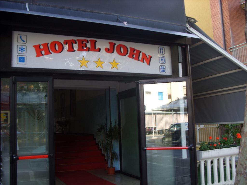 Hotel John 3*