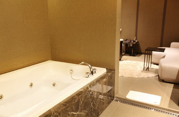 Vine Hotel 3*