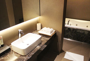 Vine Hotel 3*