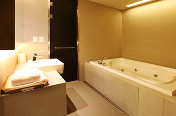 Vine Hotel 3*