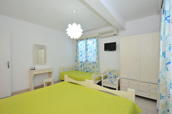 Tsakanos Apartments 0*