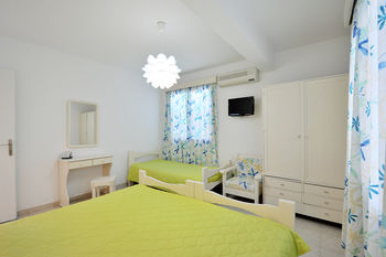 Tsakanos Apartments 0*