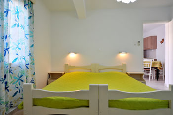 Tsakanos Apartments 0*