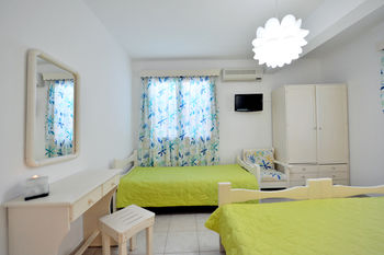 Tsakanos Apartments 0*