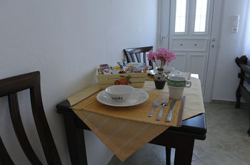 Tsakanos Apartments 0*