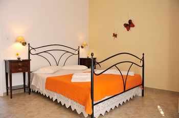 Tsakanos Apartments 0*