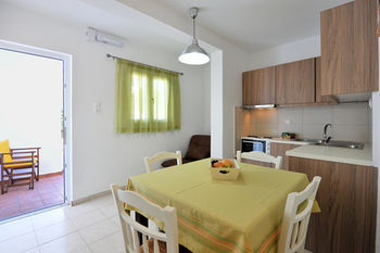 Tsakanos Apartments 0*
