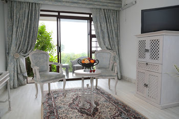 Misty Waves Boutique Hotel 4*