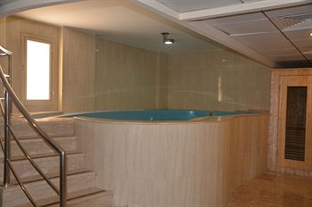 Crown Tower Hotel 2*