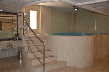 Crown Tower Hotel 2*