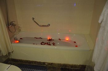 Crown Tower Hotel 2*