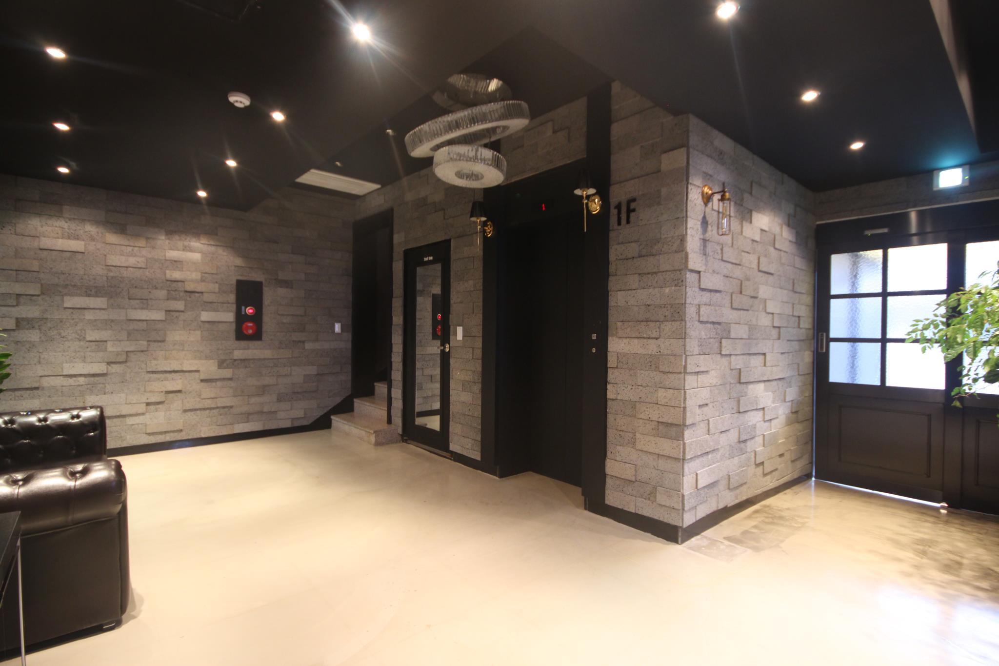 Gray Hotel 2*