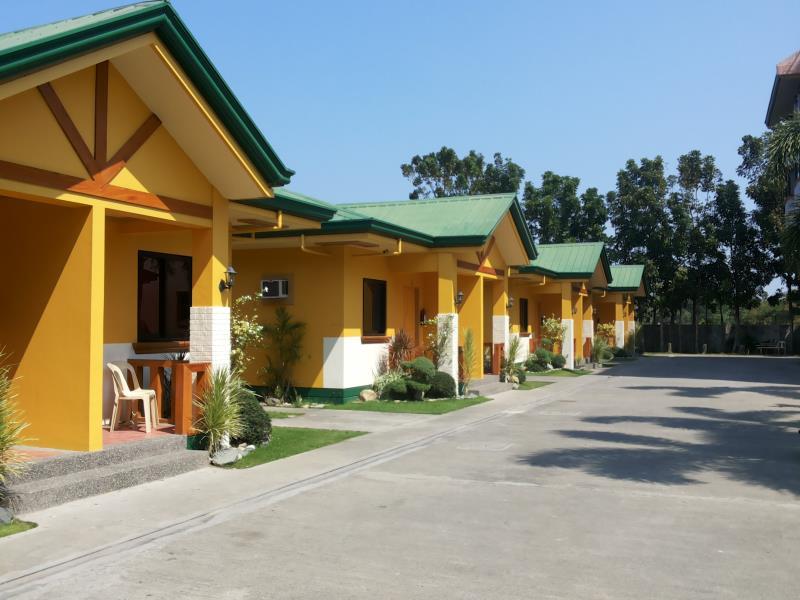 RedDoorz @ Farm Side Hotel Laoag City 3*