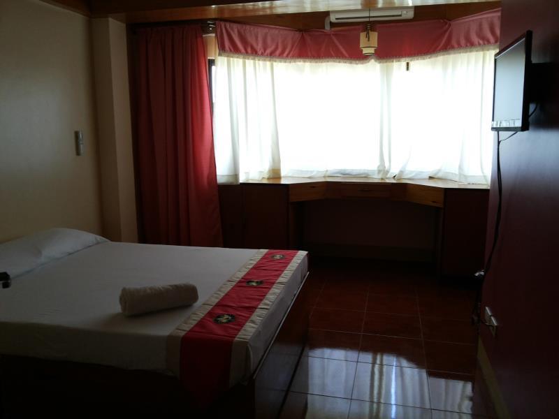 RedDoorz @ Farm Side Hotel Laoag City 3*