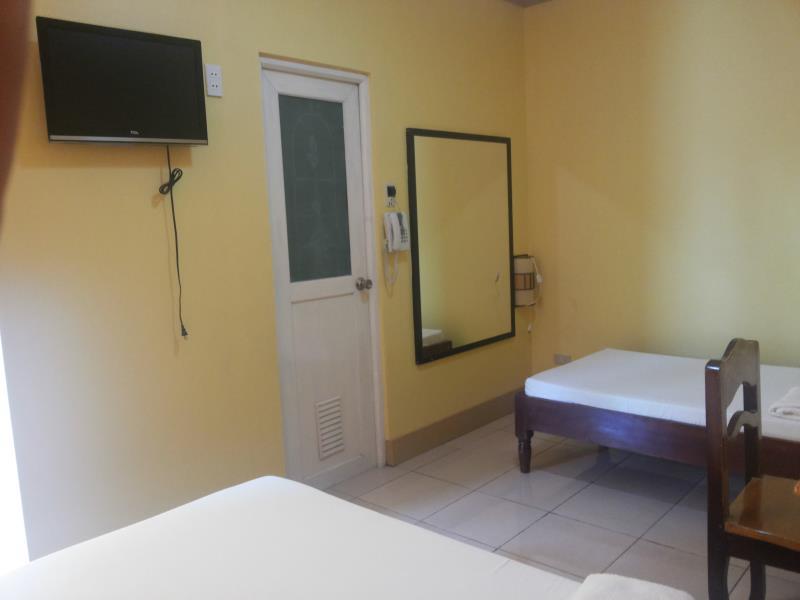 RedDoorz @ Farm Side Hotel Laoag City 3*