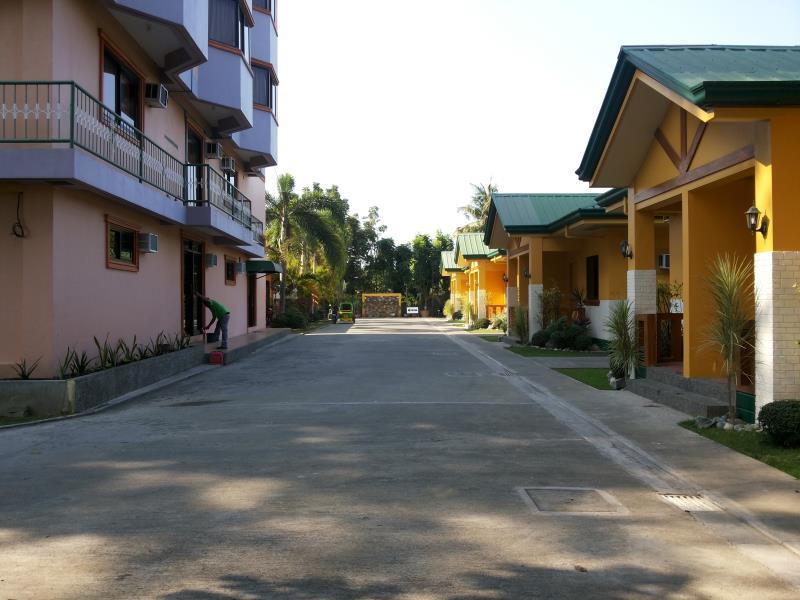 RedDoorz @ Farm Side Hotel Laoag City 3*