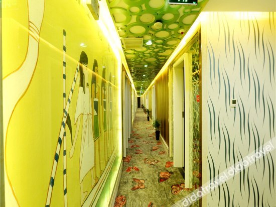 Weiyi Fengshang Hotel (Zhangjiajie Railway Station) 2*