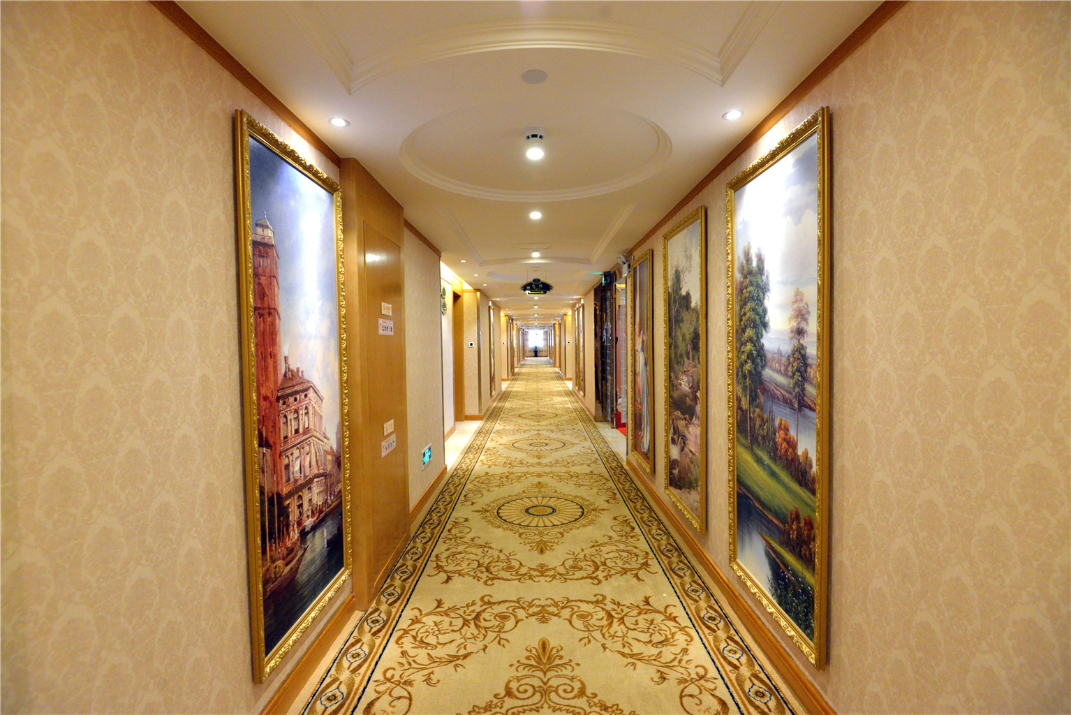 Vienna International Hotel (Qinzhou North District Government High Speed Railway Station) 3*
