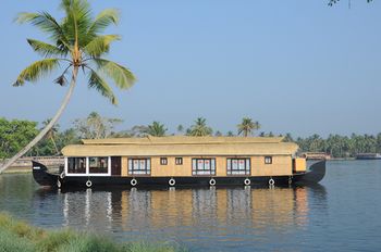Cosy Houseboats 3*