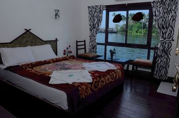 Cosy Houseboats 3*