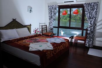 Cosy Houseboats 3*