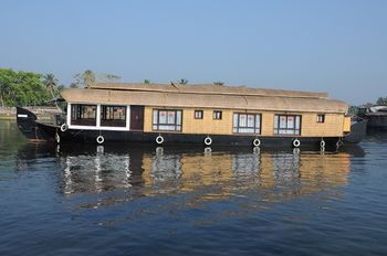 Cosy Houseboats 3*