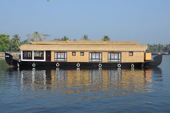 Cosy Houseboats 3*
