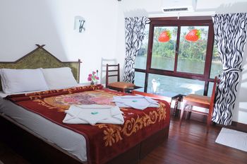 Cosy Houseboats 3*