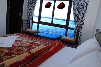 Cosy Houseboats 3*