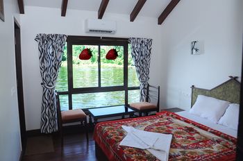 Cosy Houseboats 3*