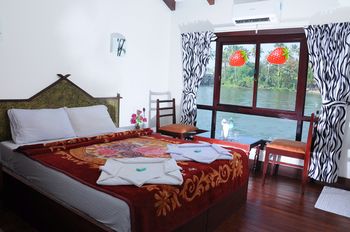 Cosy Houseboats 3*