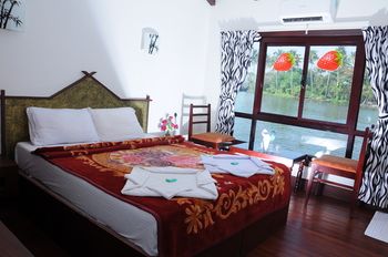 Cosy Houseboats 3*