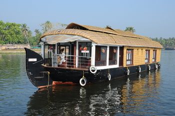 Cosy Houseboats 3*