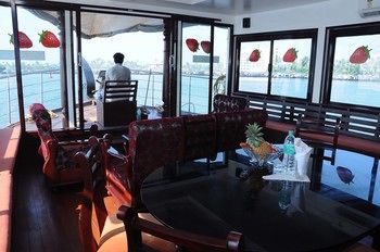 Cosy Houseboats 3*