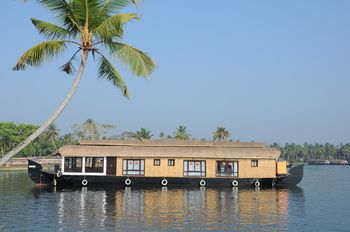 Cosy Houseboats 3*
