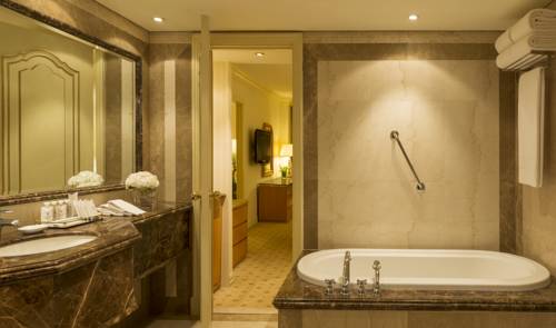 Sheraton Kuwait, A Luxury Collection Hotel, Kuwait City 5*