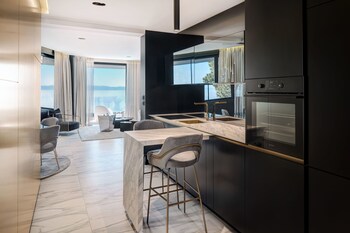 Posh Residence Luxury Suites 5*