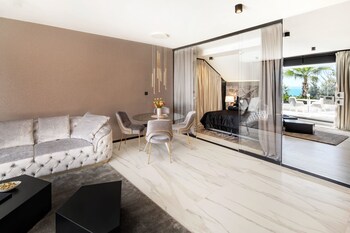 Posh Residence Luxury Suites 5*