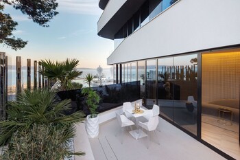 Posh Residence Luxury Suites 5*