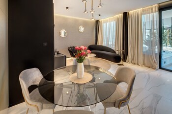 Posh Residence Luxury Suites 5*