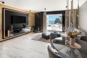 Posh Residence Luxury Suites 5*