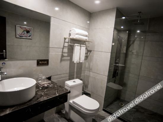 Manzhou Hotel 2*