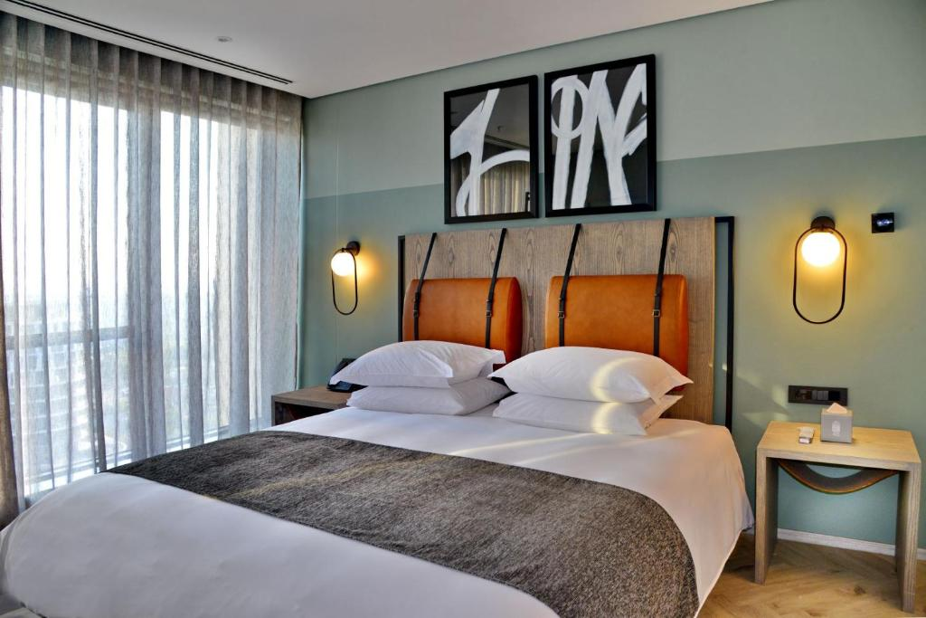 Courtyard Hotel Waterfall City 4*