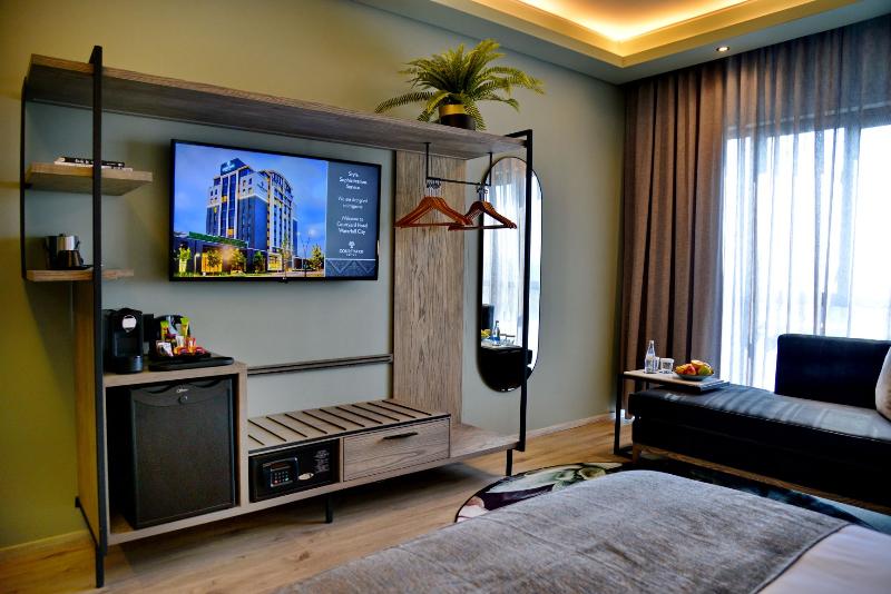 Courtyard Hotel Waterfall City 4*